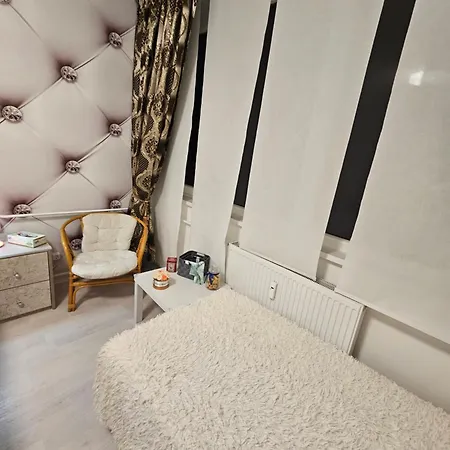 Derkovits Appartman Homestay